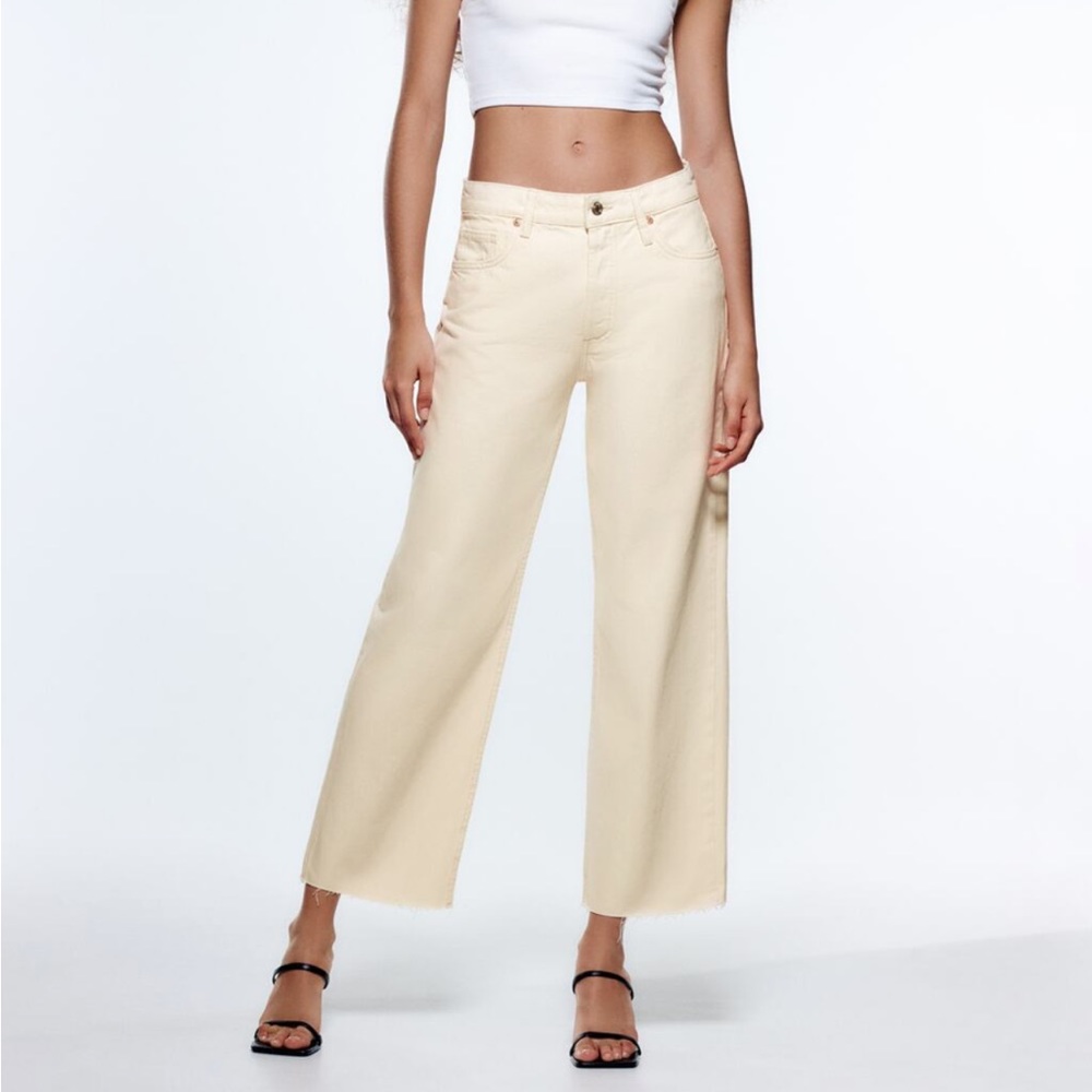 Zara mid-rise jeans. Only worn once. True to size. Nice material